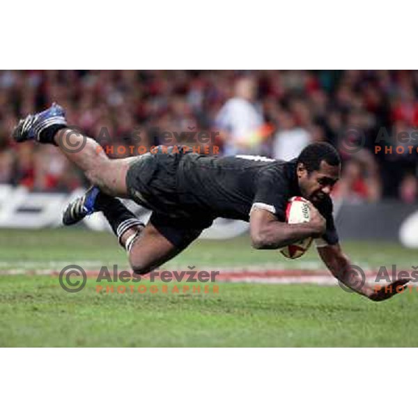 Sitiveni Sivivatu scores a try