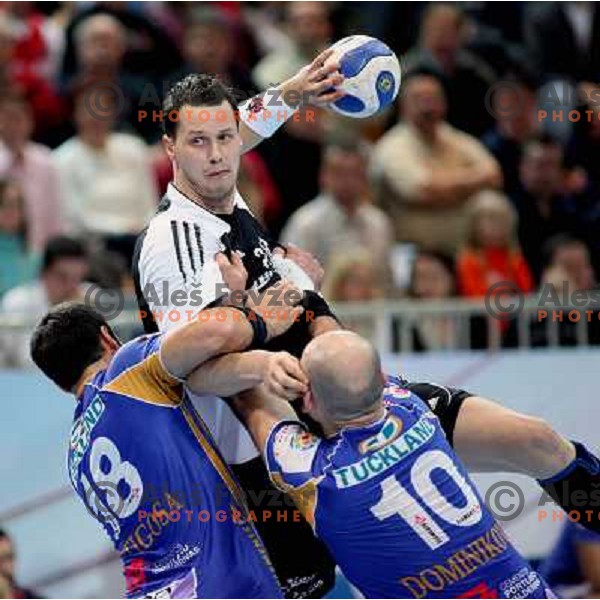 Ortigosa and Dominikovic try to stop Aljosa Stefanic