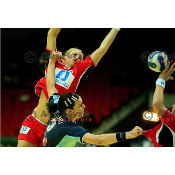  Sweden, Goteborg, 07/12/2006. Anja ARGENTI (3) vs Anette Hovid JOHANSEN (2) at the first preliminary match of "EURO06" in Sweden.
