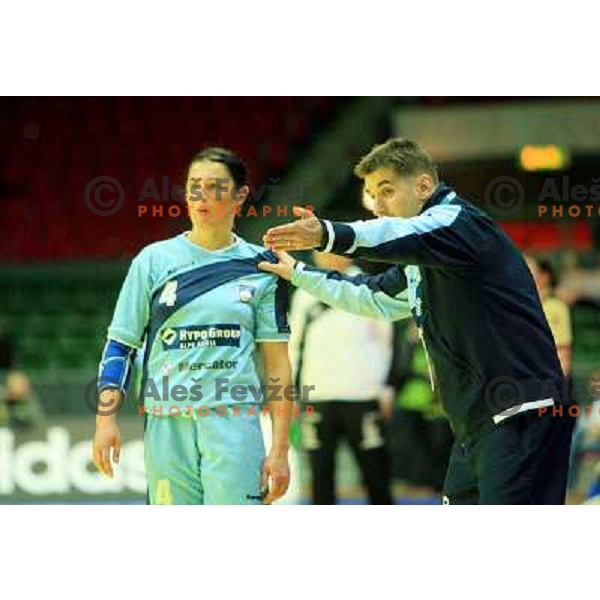 Sweden, Göteborg, 08/12/2006. Robert BEGUS, the Slovenian team head coach instructs Mojca DERCAR (4) at the last seconds of the second preliminary match on Women Handball European Championship "EURO06".