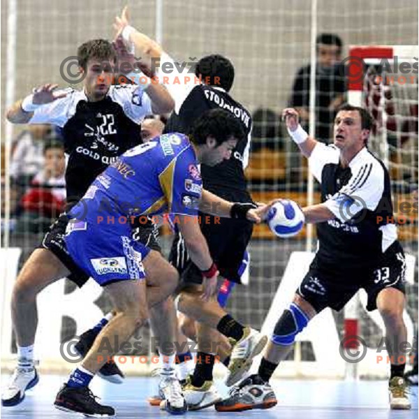 Renato Vugrinec with the ball against Gold Club defense