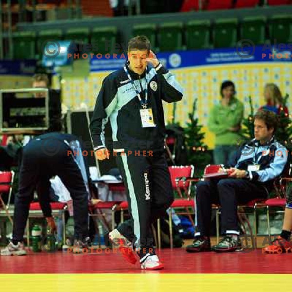  Sweden, Göteborg, 11/12/2006. Robert BEGUS, the Slovenian team head coach on the last preliminary match against Poland on woman Handball European Championship "EURO06".