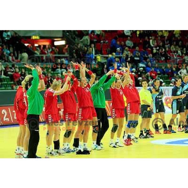  Sweden, Göteborg, 11/12/2006. Polish team line up after the last preliminary match against Slovenia on woman Handball European Championship "EURO06".