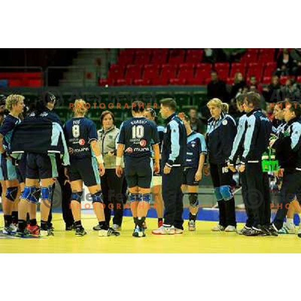  Sweden, Göteborg, 11/12/2006. Robert BEGUS, the Slovenian team head coach and the team during the team time out on the last preliminary match against Poland on woman Handball European Championship "EURO06".