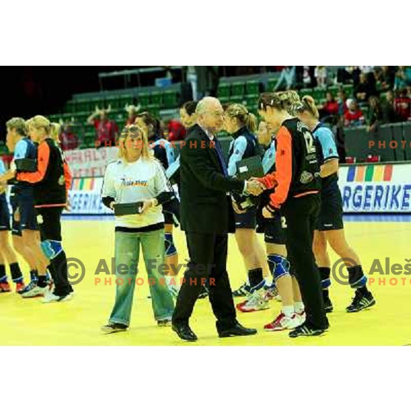  Sweden, Göteborg, 11/12/2006. Jan TUIK (EHF) and the good by prize for Slovenian team after the last preliminary match against Poland on woman Handball European Championship "EURO06".