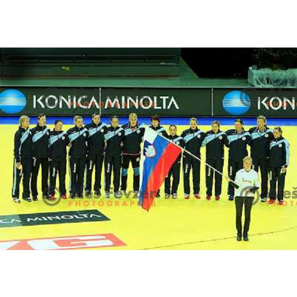  Sweden, Göteborg, 11/12/2006. Slovenian team line up before the last preliminary match against Poland on woman Handball European Championship 