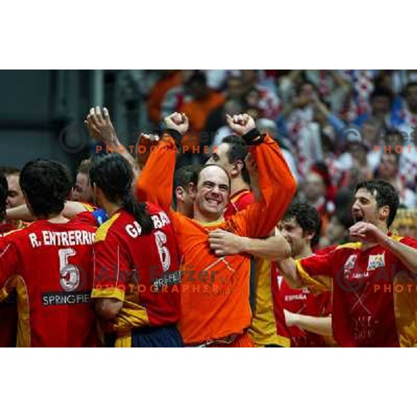 Hombrados( in orange) celebrate World title for Spain