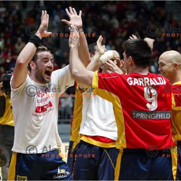 Spanish players celebrate world handball title