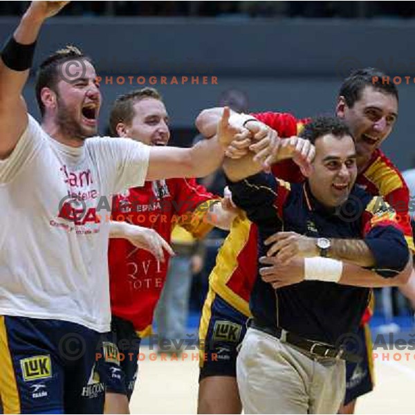 Ikar Romero and Spanish players Celebrate world Title