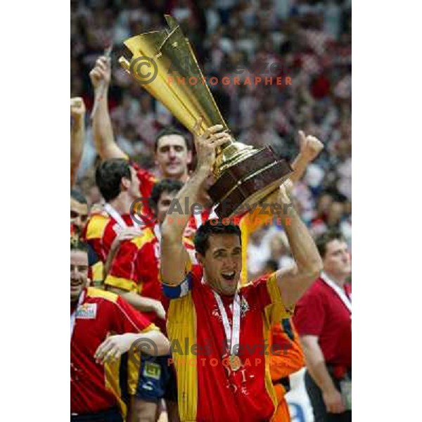 Garralda,Captain of spanish team with the trophy for World Champions