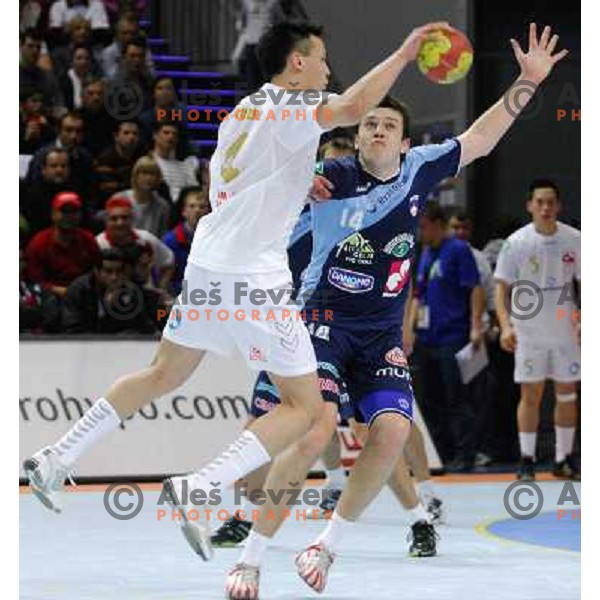 20.01.2007 - Wetzlar - Handball World Championship - Slovenia - Grenland Sergej Rutenka trying to block man of the match Kreutzmann Angutimmarik