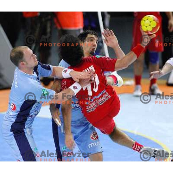 20.01.2007 - Wetzlar - Handball World Championship - Kuwait-Slovenia Goran Kozomara and David Spiler try to block Al Qallaf Mahdi