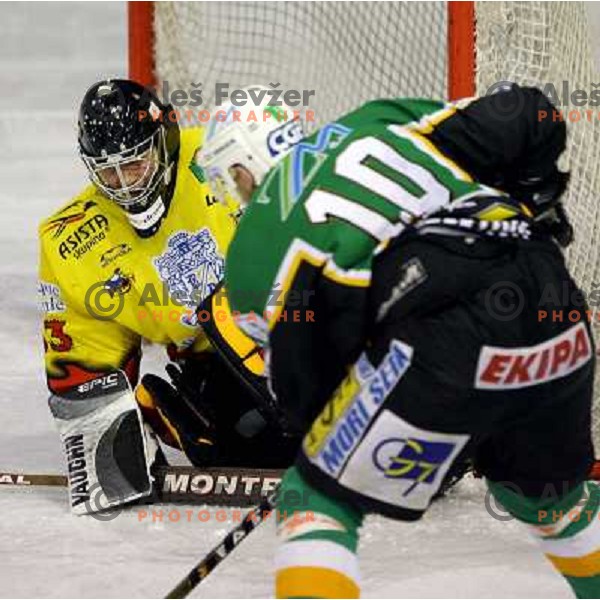  Sivic (10) in front of Ulcar during semi-final of Interliga match ZM Olimpija- BR Slavija in Hala Tivoli, Ljubljana, Slovenia 23.1.2007