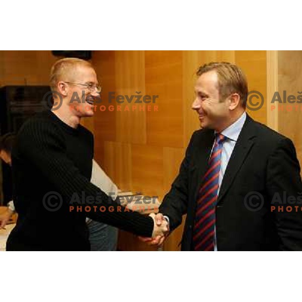 Matic Osovnikar shake hands with Kukovica