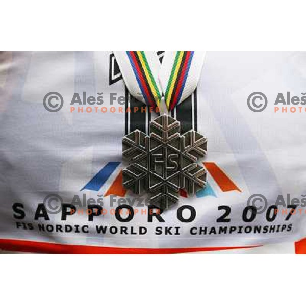 Srebrna medalja na Petrinih prsih med slavjem ob srebrni medalji Petre Majdic v sprintu v hotelu Prince,kjerje nastanjena slovenska reprezentanca v Sapporu