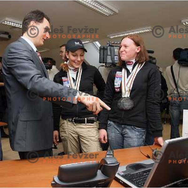 Anton Petric, general manager of Cisco Slovenija explains Ilka Stuhec and Marusa Ferk how wireless and IP systems works