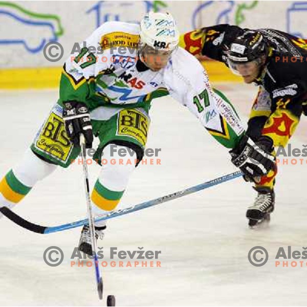 Lou Dickenson (17) skates past Jaka Zupanc (41)