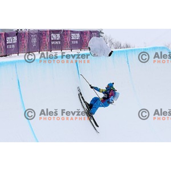 Preparation of the half-pipe before Men