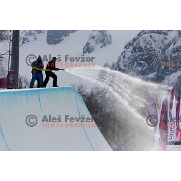 Preparation of the half-pipe before Men