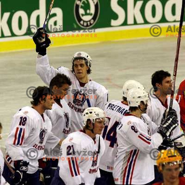 Kopitar and Slovenia players salut the crowd after match Slovenia- Romania at World Championship Division 1 group B in Ljubljana.Photo by Ales Fevzer 