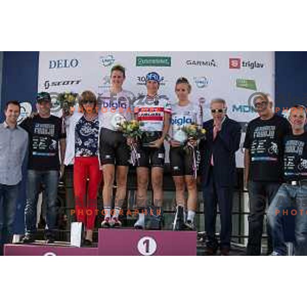Koedooder Vera (2nd palce), Ritter Martina (1st place), Taryn Heather (3rd place) with delegation of Maraton Franja.