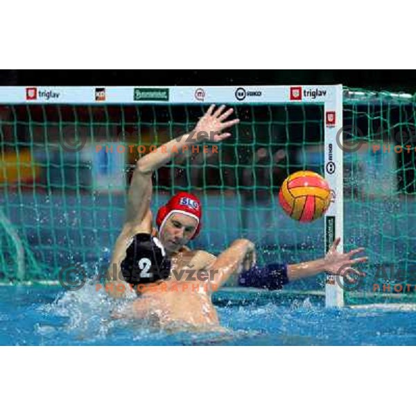 Lawlor (2) shots to goal of Smolic at qualification match Slovenia-Great Britain for European Junior Championship 2007 played in Kranj. Slovenia won 10:7. Photo by Ales Fevzer 