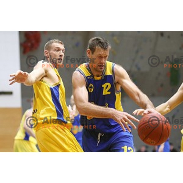 Stefan Kosec of Sencur and Goran Jagodnik of Hopsi Polzela in action during Telemach league basketball match Sencur Gorenjska gradbena druzba-Hopsi Polzela, played in Sencur, Slovenia on November 8, 2014