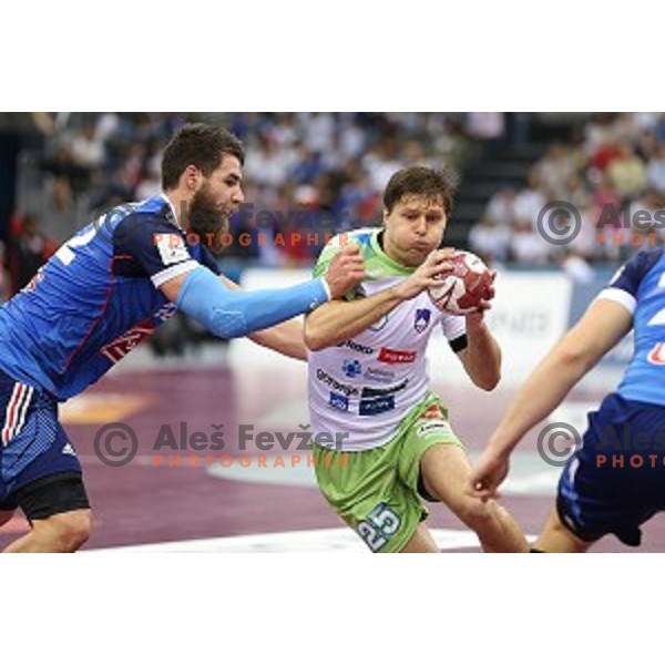 Luka Karabatic of France and Marko Bezjak of Slovenia in action during quarter-final match Slovenia-France at Qatar 2015 World Handball championships in Al Sadd Sport Arena, Doha on January 28, 2015