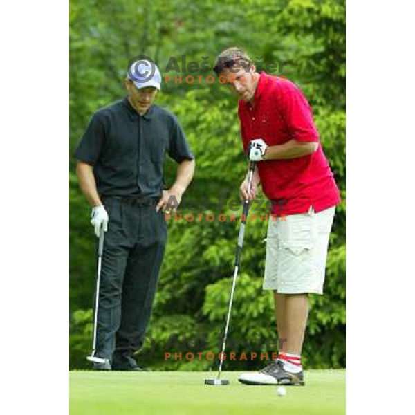 Bode Miller puts while Jure Košir watches