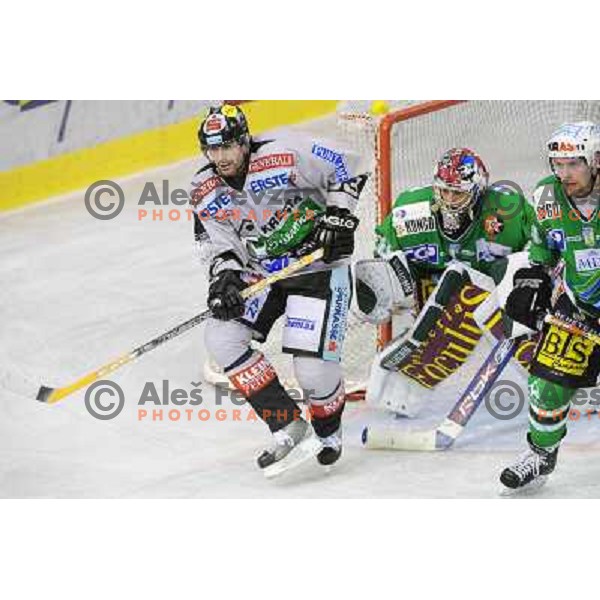 Ivo Jan waiting for the puck 