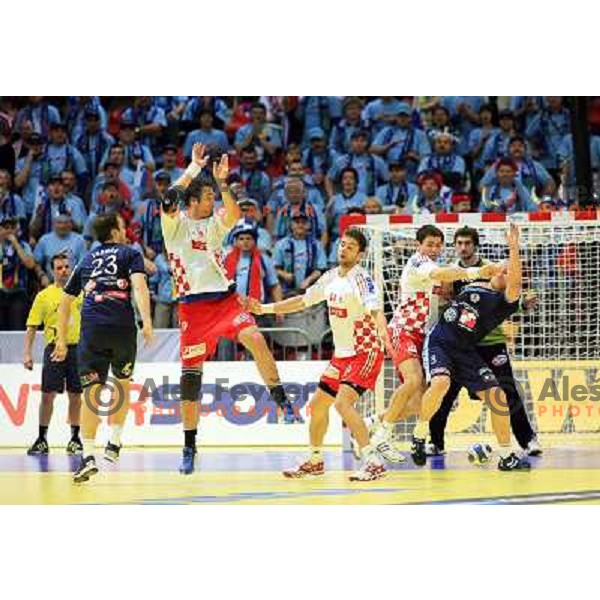 Norway, Stavanger, 20/01/2008. Slovenian players attacking strong Croatian team defence during the third European Handball Championship preliminary match.