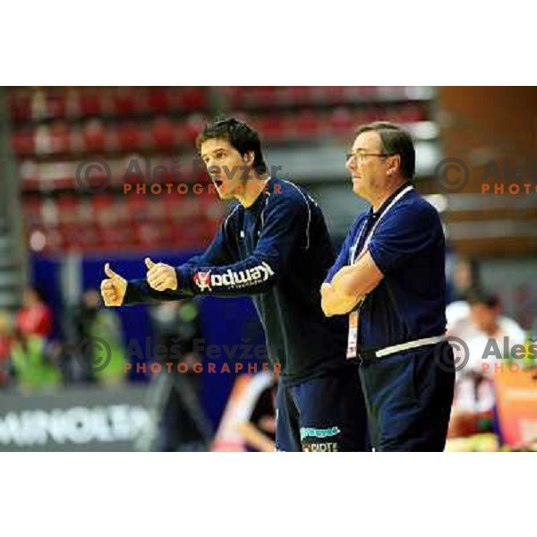 Norway, Stavanger, 20/01/2008. Roman PUNGARTNIK (11) and Miro POZUN, Slovenian team headcoach during the third European Handball Championship preliminary match against Croatia.