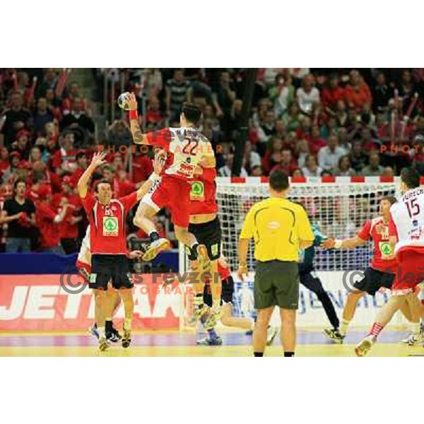 Norway, Stavanger, 22/01/2008. Marcin LIJEWSKI (22) attacks Norwegean team defence during the first European Handball Championship main round match. 