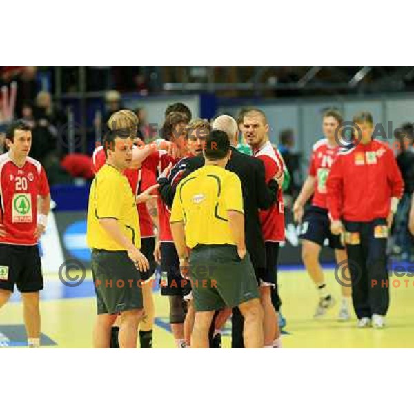 Norway, Stavanger, 22/01/2008. Norwegean team arguing with the referees after the first European Handball Championship main round match. 