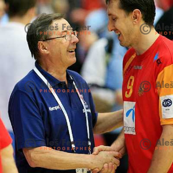 Norway, Stavanger, 22/01/2008. Miro POZUN, Slovenian team headcoach and Drasko MRVALJEVIC (9) after the first European Handball Championship main round match. 