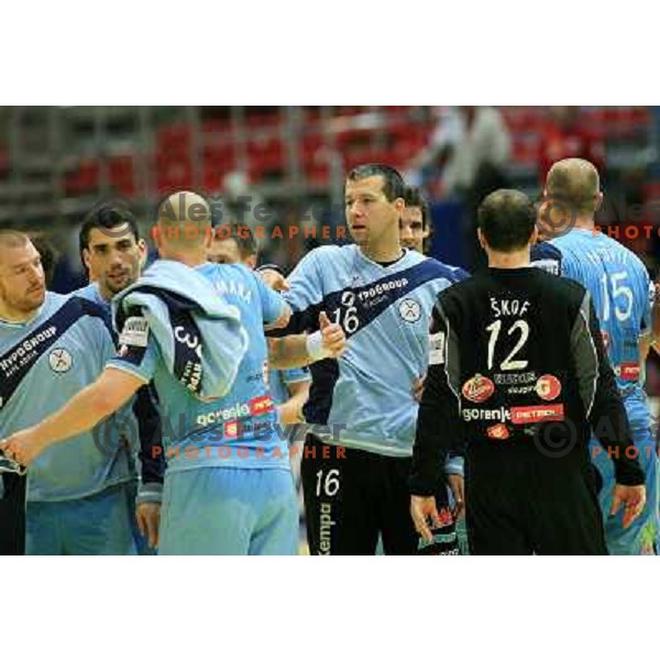 Norway, Stavanger, 22/01/2008. Beno LAPAJNE (1) and the rest of the Slovenian team after the first European Handball Championship main round match. 