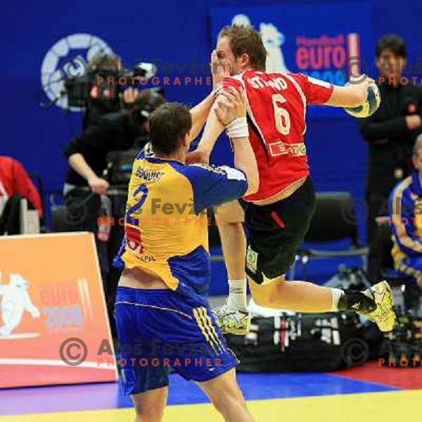 Norway, Lillehammer, 26/01/2008. Kjetil STRAND (6) roughly stopped by Martin BOQUIST (2) during the European Handball Championship 5/6 ranking rivalry match Sweden - Norway.