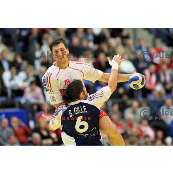 Norway, Lillehammer, 26/01/2008. Petar METLICIC (19) vs. Bertrand GILLE (6) during the European Handball Championship semifinal match Croatia - France.