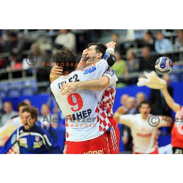 Norway, Lillehammer, 26/01/2008. Petar METLICIC (19) and Igor VORI (9) cheering after winning the European Handball Championship semifinal match against France.