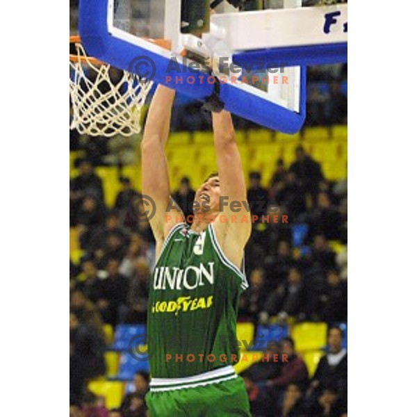 Primoz Brezec in action during Euroleague 2000/2001 basketball match between Ovarense and Union Olimpija in Ovaro, Portugal on December 14, 2000