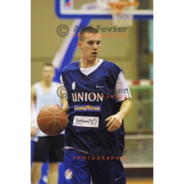 Beno Udrih in action during Euroleague 2000/2001 basketball match between Ovarense and Union Olimpija in Ovaro, Portugal on December 14, 2000