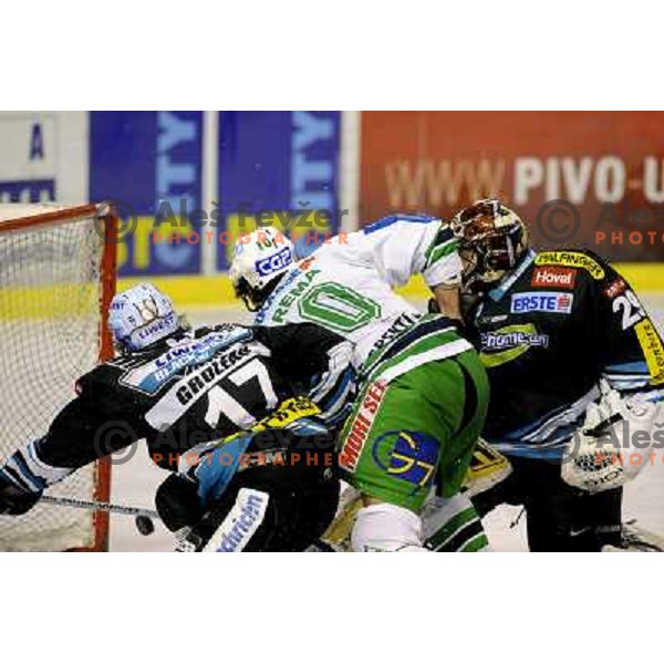 Yarema scores wining goal at sixth ice-hockey game of semi-final of EBEL league between ZM Olimpija- Black Wings Linz in Hala Tivoli, Ljubljana 9.3.2008. ZM Olimpija won the game 2:0 and series 4:2 and advanced to final. Photo by Ales Fevzer 