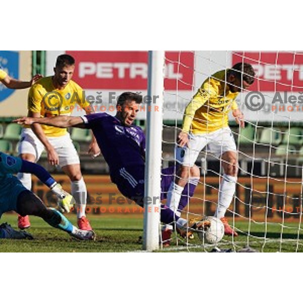 Jan Mlakar of Maribor in action during Prva Liga Telekom Slovenije 2020-2021 football match between Bravo and Maribor in Ljubljana, Slovenia on November 21, 2020