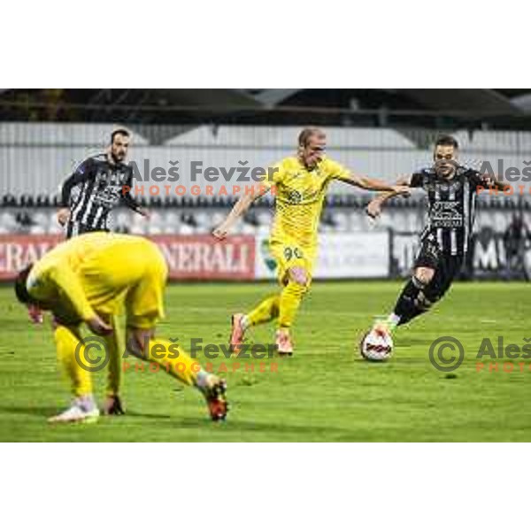 Zeni Husmani vs Tomi Horvat in action during Prva liga Telemach football match between Mura and Domzale in Fazanerija, Murska Sobota, Slovenia on November 7, 2021. Photo: Jure Banfi/www.alesfevzer.com