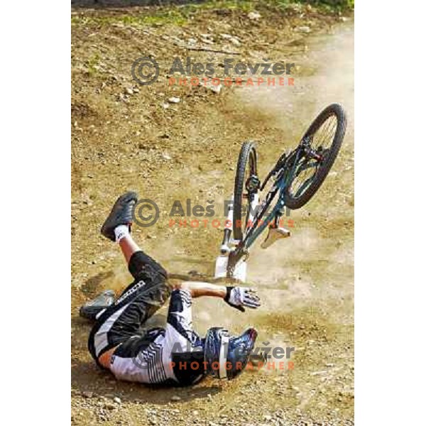 Pirman\'s crash at UCI mountain bike World Cup 2008, 4-cross race in Maribor, Slovenia 10.5.2008 