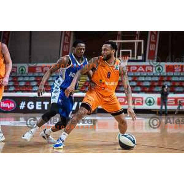 Daishon Lenard Smith vs Carlbe Lee Ervin in action during Spar Cup semi-finals basketball match between Helios Suns and Rogaska in Kodeljevo, Ljubljana, Slovenia on February 17, 2022. Photo: Jure Banfi/www.alesfevzer.com