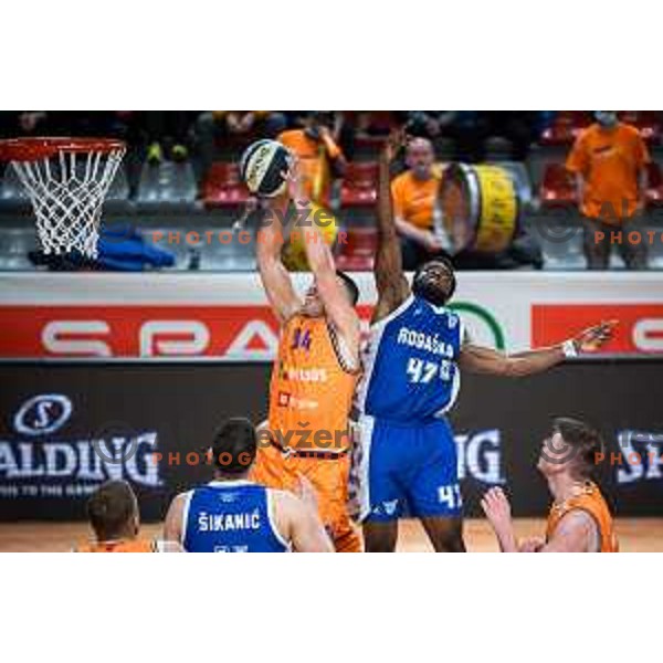 Bine Prepelic vs Ronald Eugene Jackson in action during Spar Cup semi-finals basketball match between Helios Suns and Rogaska in Kodeljevo, Ljubljana, Slovenia on February 17, 2022. Photo: Jure Banfi/www.alesfevzer.com