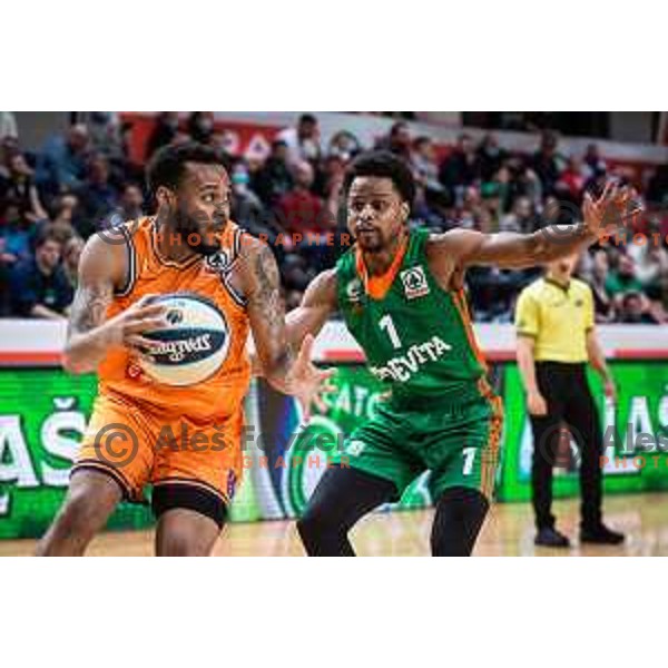 Carlbe Lee Ervin vs Kevin Duane Ferrell in action during Spar Cup finals basketball match between Cedevita Olimpija and Helios Suns in Kodeljevo, Ljubljana, Slovenia on February 18, 2022. Photo: Jure Banfi/www.alesfevzer.com
