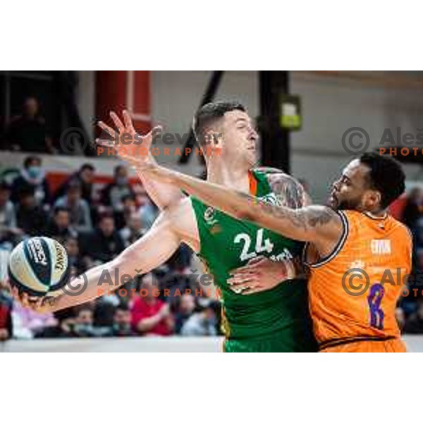 Alen Omic vs Carlbe Lee Ervin in action during Spar Cup finals basketball match between Cedevita Olimpija and Helios Suns in Kodeljevo, Ljubljana, Slovenia on February 18, 2022. Photo: Jure Banfi/www.alesfevzer.com