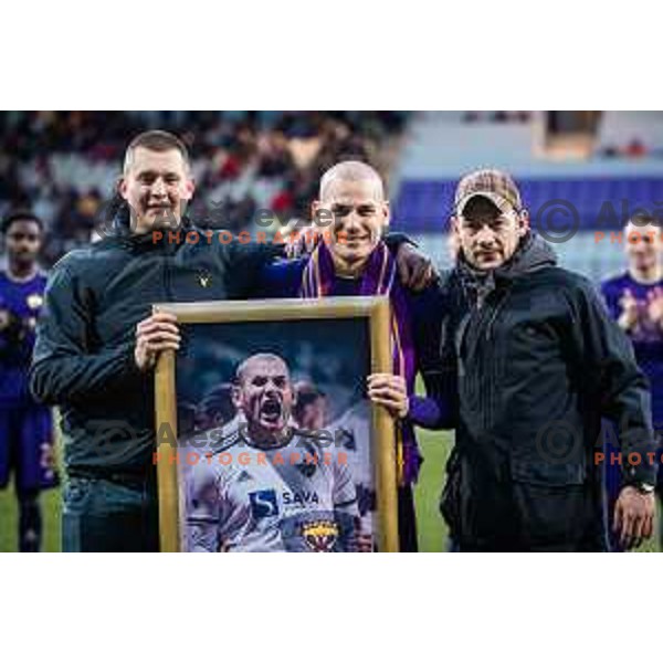 Ognjen Mudrinski receives Vijol’cni bojevnik 2021 award prior to Prva liga Telemach football match between Maribor and Tabor Sezana in Ljudski vrt, Maribor, Slovenia on February 26, 2022. Photo: Jure Banfi/www.alesfevzer.com